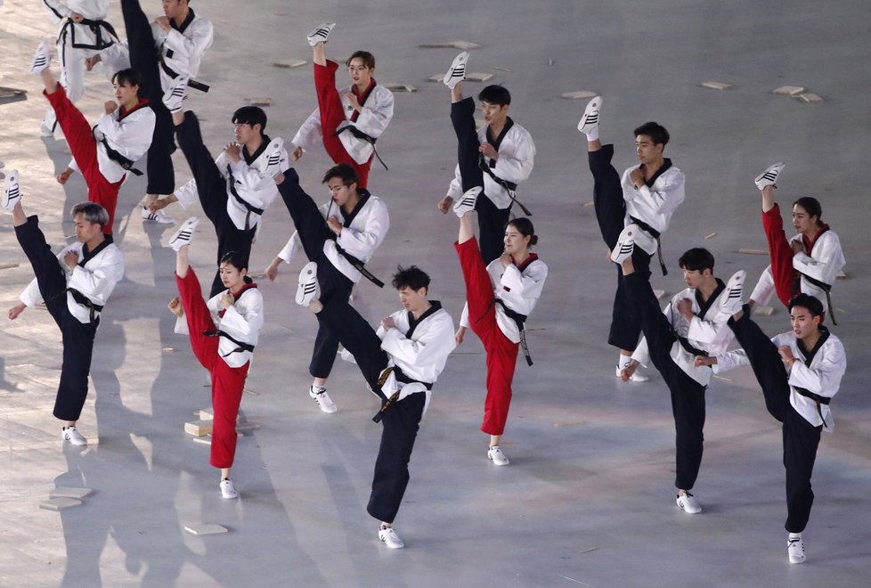 Vystupující při slavnostním záhájení olympiády v Pchjongčchangu