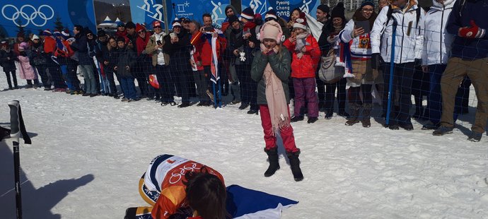 Bronzová medailistka Eva Samková podepisuje českou vlajku malé fanynce