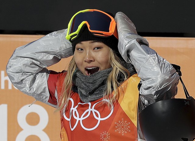 Olympijskou vítězkou v U-rampě je sedmnáctiletá americká snowboardistka Chloe Kimová