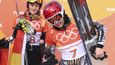 Zlatá Ester Ledecká v cíli paralelního obřího slalomu snowboardistek