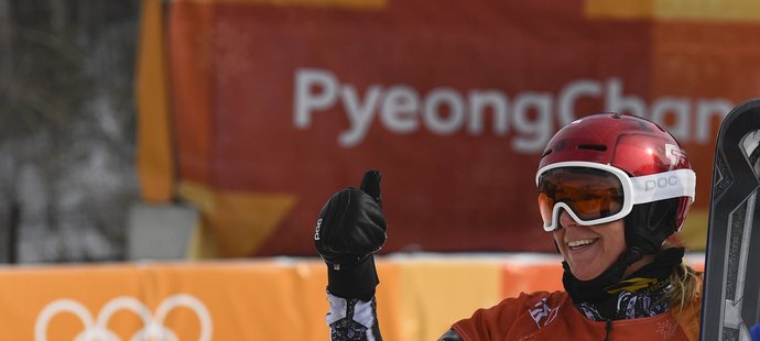 Vítězné gesto Ester Ledecké. Na olympiádě v Pchjongčchangu má druhé zlato.