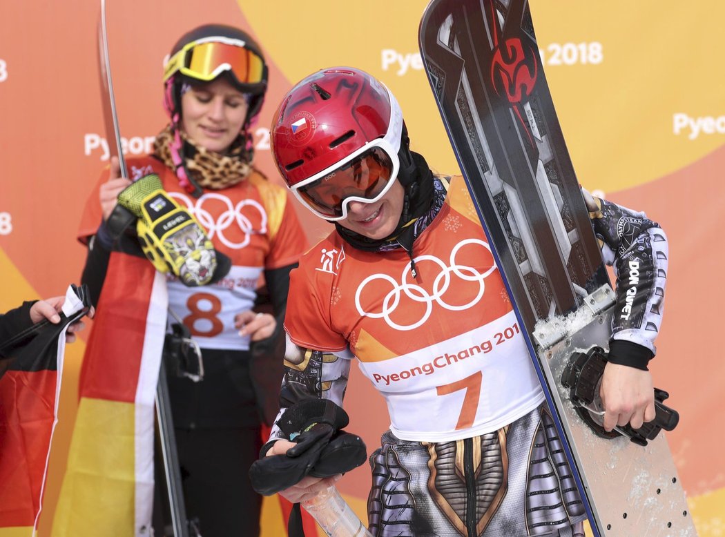 Zlatá Ester Ledecká v cíli paralelního obřího slalomu snowboardistek