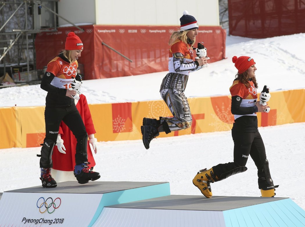 Radost Ester Ledecké při vyhlášení nejlepších snowboardistek po paralelním obřím slalomu