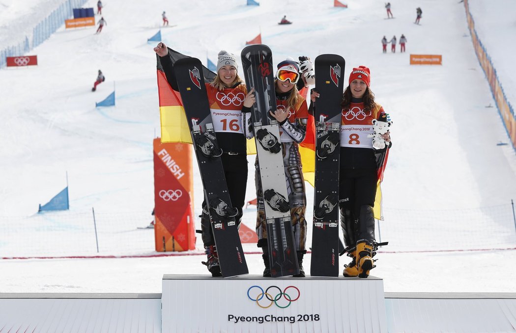 Nejlepší snowboardistky po paralelním obřím slalomu. Uprostřed zlatá Ester Ledecká.