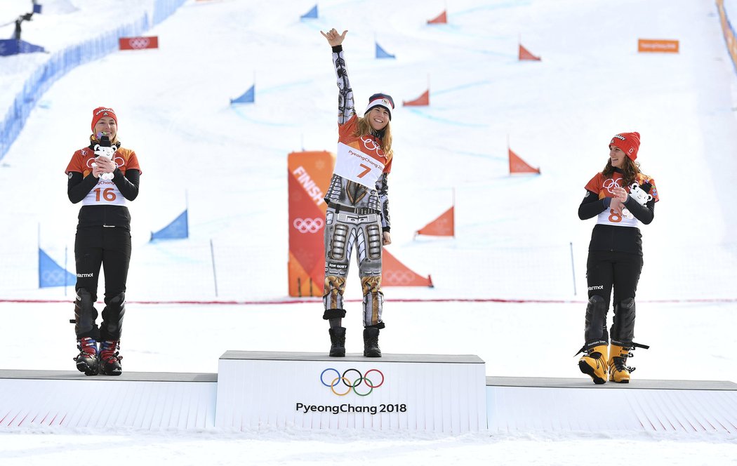 Ester Ledecká na nejvyšším stupínku. Česká sportovní obojživelnice má druhé zlato - tentokrát na snowboardu.