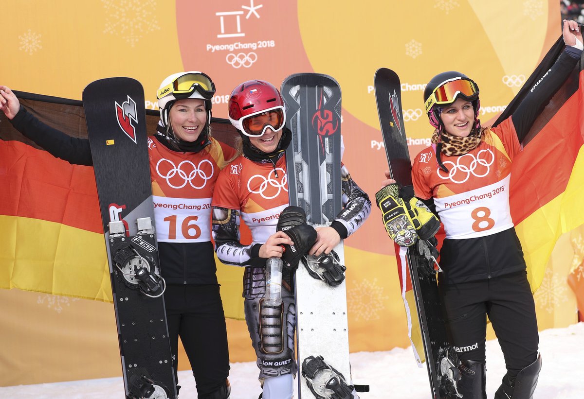 Zase nejlepší. Zlatá Ester Ledecká v cíli paralelního obřího slalomu snowboardistek.