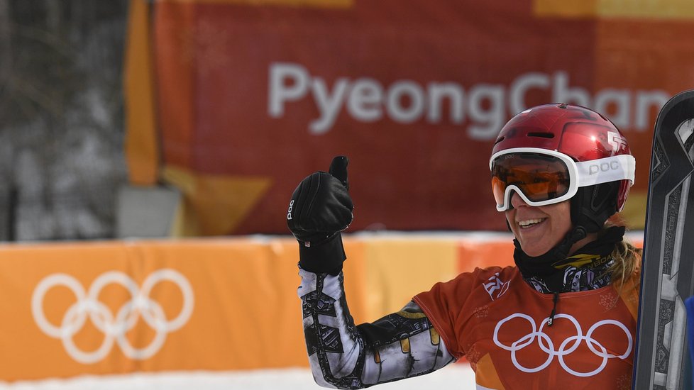 Vítězné gesto Ester Ledecké. Na olympiádě v Pchjongčchangu má druhé zlato.