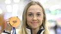 Tereza Voborníková po příletu do Prahy ukazuje bronzovou medaili