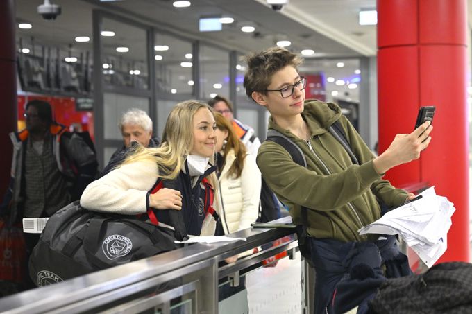 Návrat olympioniků z Milána: gratulace v letadle, Voborníková se těší na smažený květák Návrat olympioniků z Milána: gratulace v letadle, Voborníková se těší na smažený květák