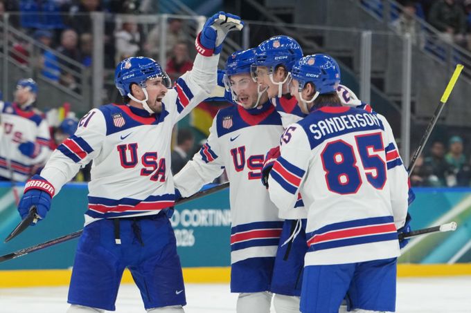 USA smetly Němce 5:1 a ovládly skupinu, Olesen řídil výhru Dánů. Kanada - Francie 10:2 USA smetly Němce 5:1 a ovládly skupinu, Olesen řídil výhru Dánů. Kanada - Francie 10:2