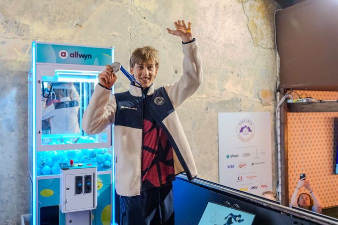 Jílka přivítali v Českém domě hokejisté. Velké gratulace a nesmělý úsměv stříbrného hrdiny Jílka přivítali v Českém domě hokejisté. Velké gratulace a nesmělý úsměv stříbrného hrdiny