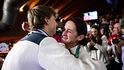 Metoděj Jílek objímá Martinu Sáblíkovou při oslavách své zlaté medaile v Českém domě