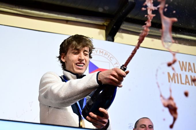 Šampaňské, hymna, Pelta. Jílek zpíval, děkoval a slyšel skandování: My chceme halu! Šampaňské, hymna, Pelta. Jílek zpíval, děkoval a slyšel skandování: My chceme halu!