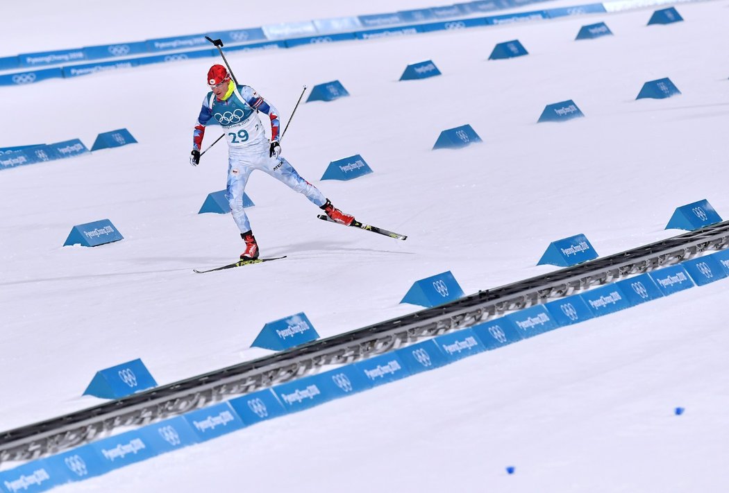 Ondřej Moravec v momentě, kdy přijížděl do cíle olympijského stíhacího závodu mužů v Koreji