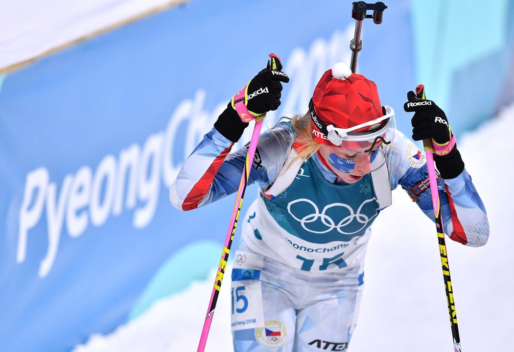 Česká biatlonistka Markéta Davidová v cíli stíhacího závodu žen na olympiádě v Koreji