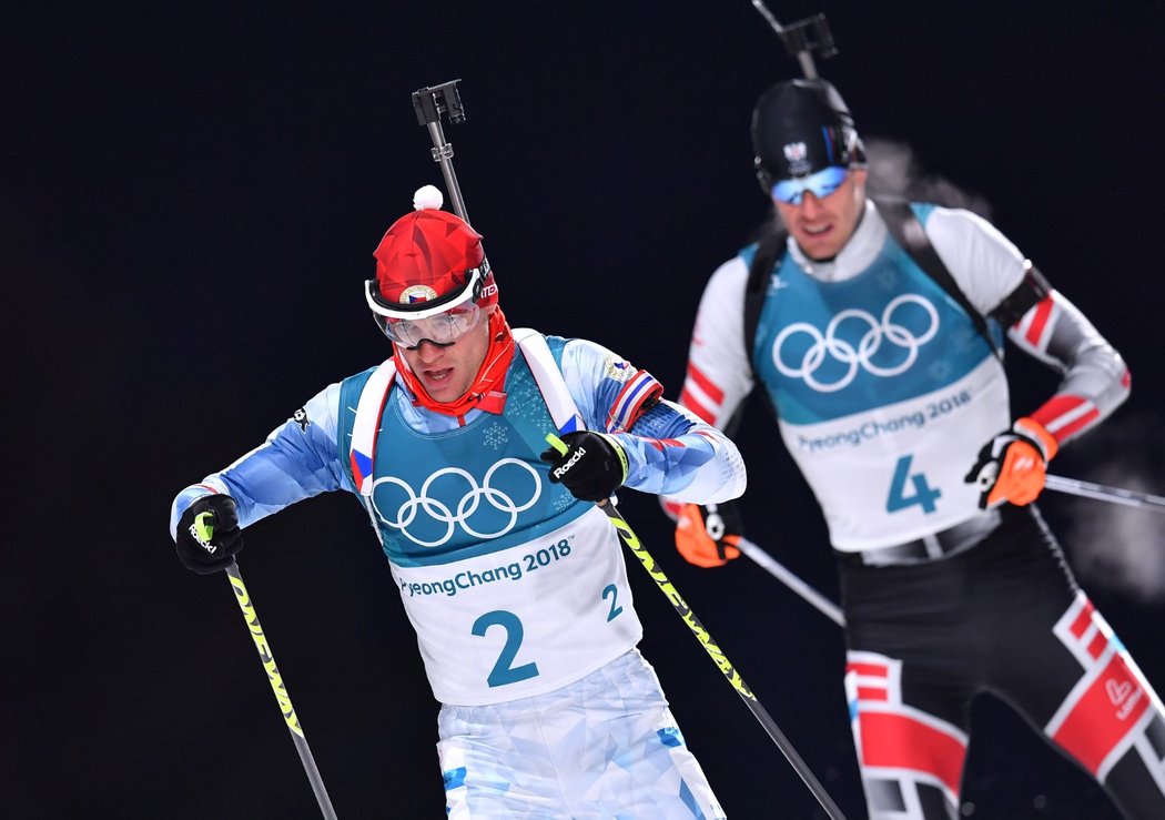 Český biatlonista Michal Krčmář na trati olympijské stíhačky mužů v Koreji