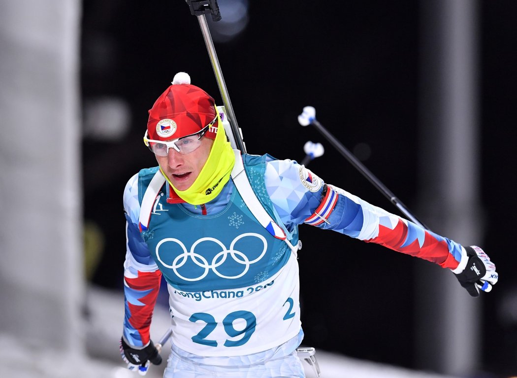 Český biatlonista Ondřej Moravec ve stíhačce mužů na olympijské trati v Koreji, kde se mu vůbec nedařilo