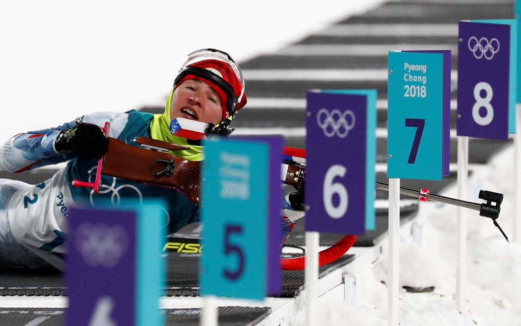 Česká biatlonistka Veronika Vítková při střelbě v závodu sprintu žen na olympijské trati v Koreji