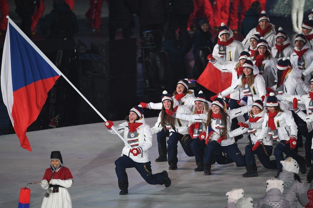 Česká olympijská výprava při zahájení Her v Koreji, kde sportovci předvedli telemark na počest skokana Jiřího Rašky