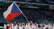 Česká olympijská výprava během slavnostního zahájení pod vedením vlajkonošky, snowboarďačky Evy Samkové