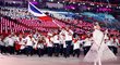 Česká olympijská výprava během slavnostního zahájení pod vedením vlajkonošky, snowboarďačky Evy Samkové