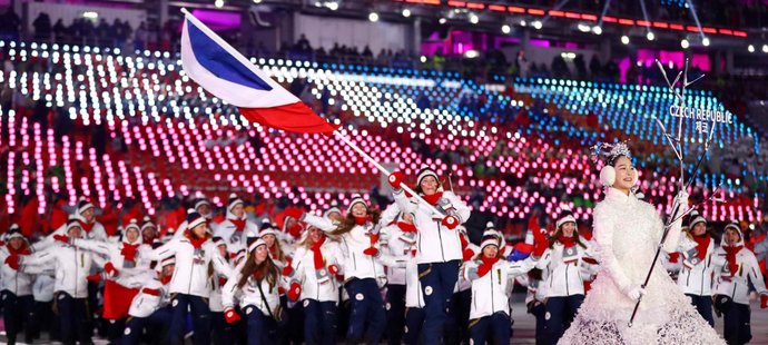 Česká olympijská výprava během slavnostního zahájení pod vedením vlajkonošky, snowboarďačky Evy Samkové