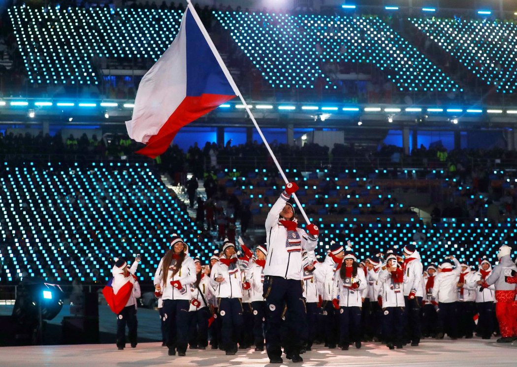 Česká olympijská výprava během slavnostního zahájení pod vedením vlajkonošky, snowboarďačky Evy Samkové