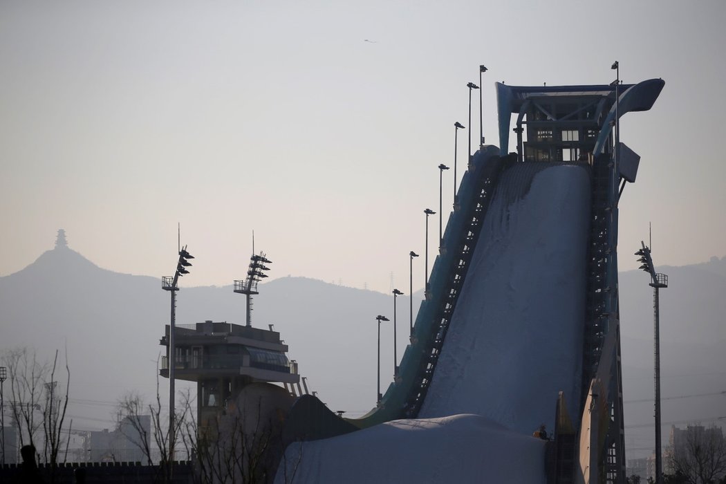 Olympisjké kruhy v Pekingu budou doprovázet přísná bezpečnostní opatření. Tamní by v případě nehody raději neměli ani pomáhat.