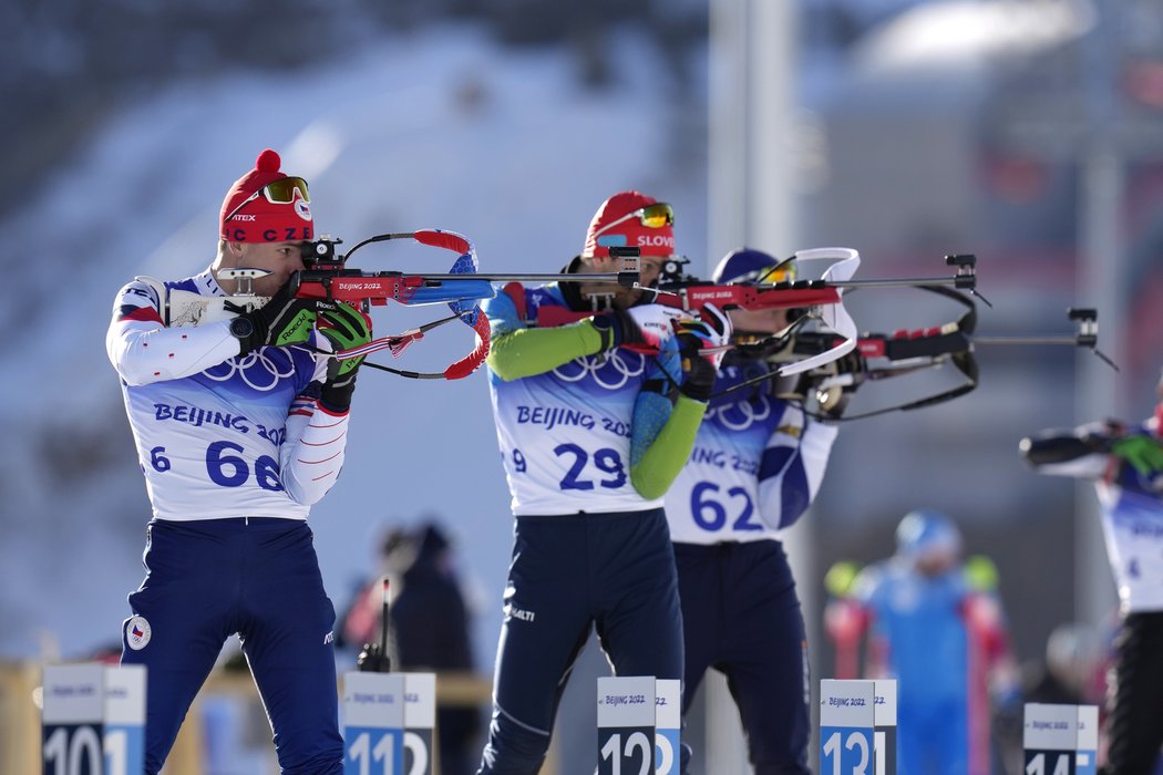 Mikuláš Karlík na střelnici v individuálním závodě na olympiádě v Pekingu