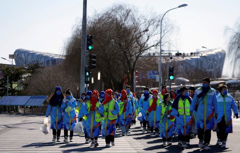 Dobrovolníci pomáhající organizovat zimní Hry v Pekingu