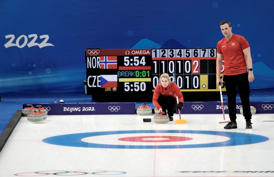 Norská dvojice Kristin Skaslienová a Magnus Nedregotten v zápase proti Česku