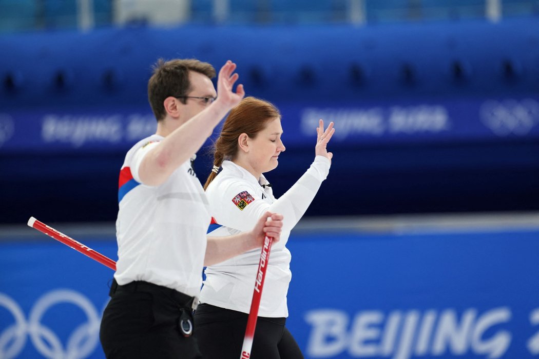 Zuzana a Tomáš Paulovi slaví historickou výhru českého curlingu