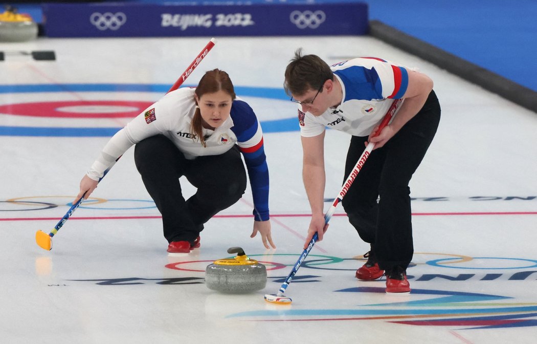 Zuzana a Tomáš Paulovi v olympijském turnaji v zápase proti Švédům