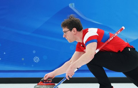 Český curler Tomáš Paul během souboje s Čínou na ZOH v Pekingu