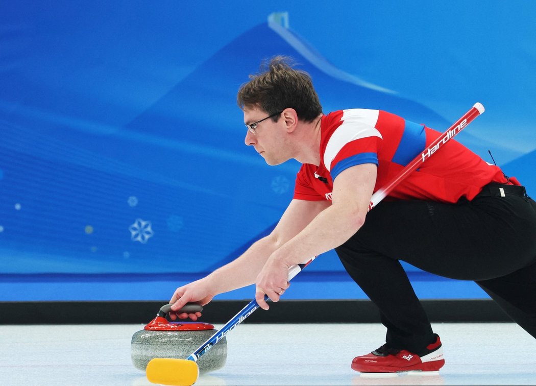 Český curler Tomáš Paul během souboje s Čínou na ZOH v Pekingu