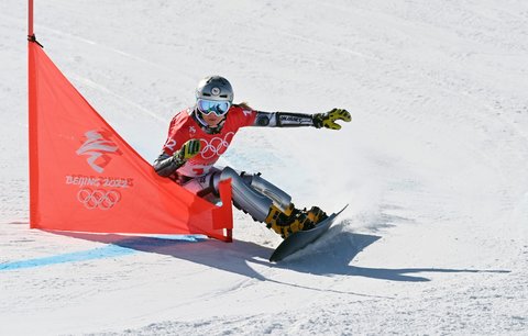 Ester Ledecká během kvalifikace paralelního obřího slalomu na snowboardu