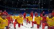 Hokejisté Číny poslouchají trenéra