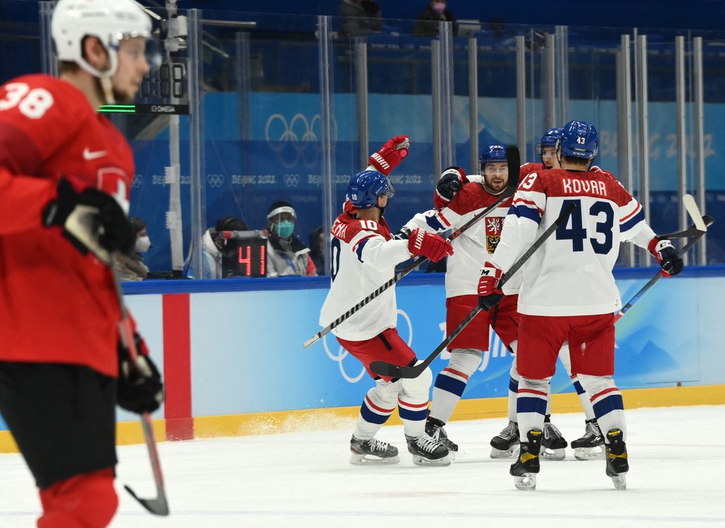 Čeští hokejisté se v osmifinále olympijského turnaje ujali vedení nad Švýcarském