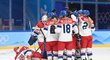 České hokejistky se radují po úvodní olympijské výhře nad Čínou