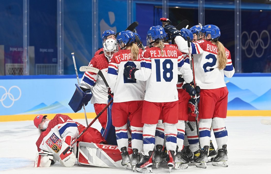 České hokejistky se radují po úvodní olympijské výhře nad Čínou