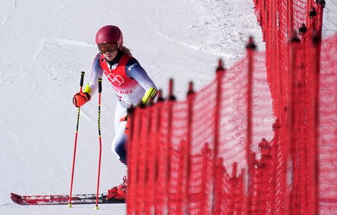 Americká lyžařka Mikaela Shiffrinová nedokončila při obhajobě zlata z Pchjongčchangu po chybě první kolo olympijského obřího slalomu. 