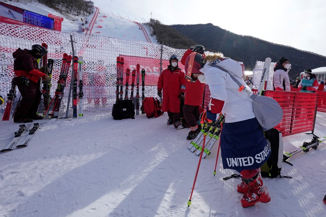 Americká lyžařka Mikaela Shiffrinová nedokončila při obhajobě zlata z Pchjongčchangu po chybě první kolo olympijského obřího slalomu.