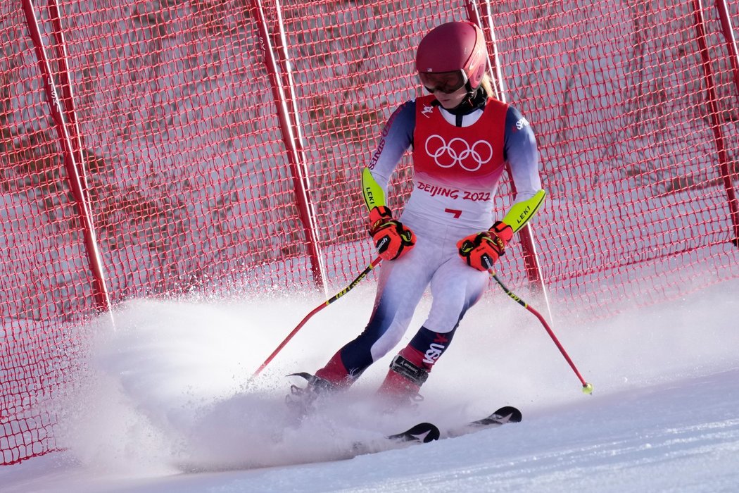 Americká lyžařka Mikaela Shiffrinová nedokončila při obhajobě zlata z Pchjongčchangu po chybě první kolo olympijského obřího slalomu.