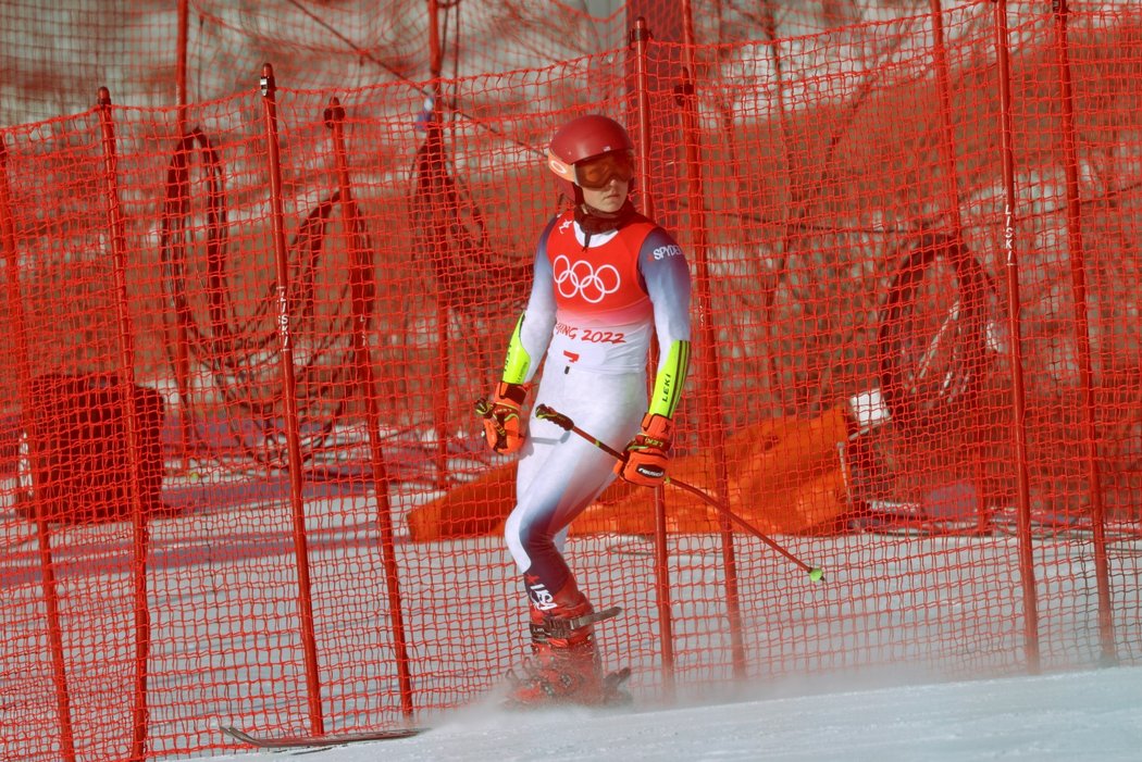 Americká lyžařka Mikaela Shiffrinová nedokončila při obhajobě zlata z Pchjongčchangu po chybě první kolo olympijského obřího slalomu.