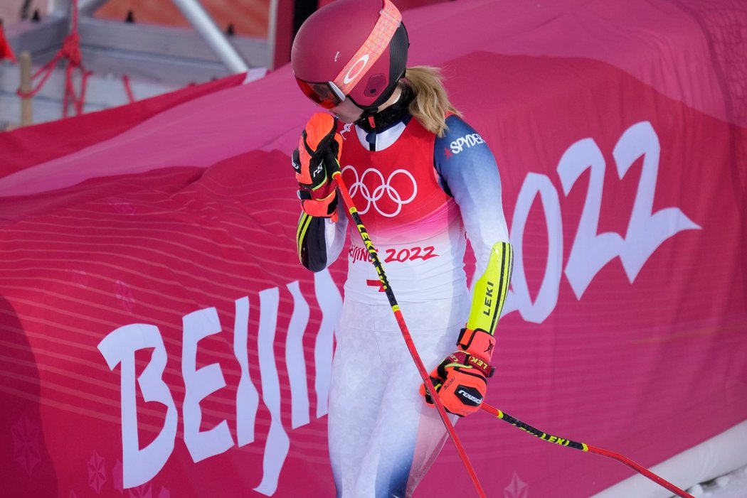 Americká lyžařka Mikaela Shiffrinová nedokončila při obhajobě zlata z Pchjongčchangu po chybě první kolo olympijského obřího slalomu.