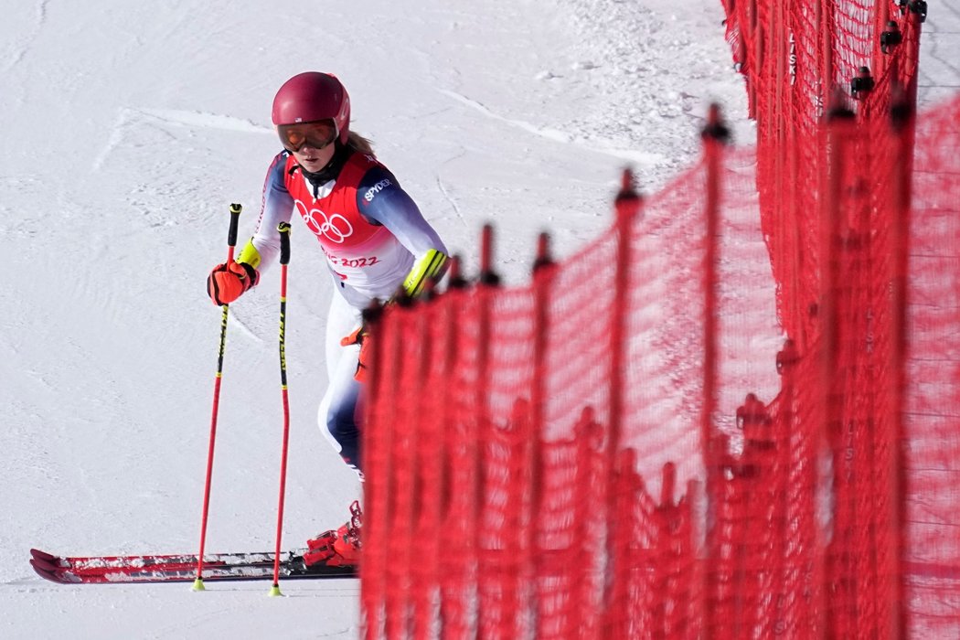 Americká lyžařka Mikaela Shiffrinová nedokončila při obhajobě zlata z Pchjongčchangu po chybě první kolo olympijského obřího slalomu.