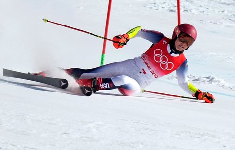 Mikaela Shiffrinová padá v prvním kole obřího slalomu na ZOH