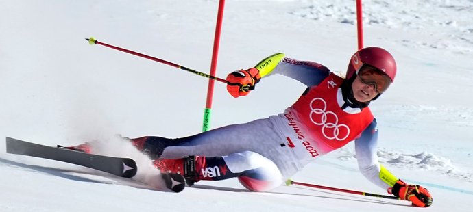Mikaela Shiffrinová padá v prvním kole obřího slalomu na ZOH
