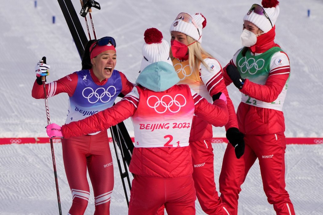 Ruské běžkyně na lyžích slaví zlato ze štafety