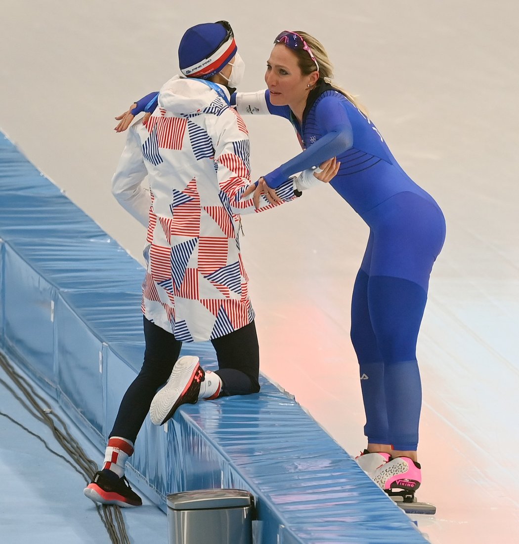 Martina Sáblíková se objímá s Francescou Lollobrigidaovou, která na trojce skončila stříbrná